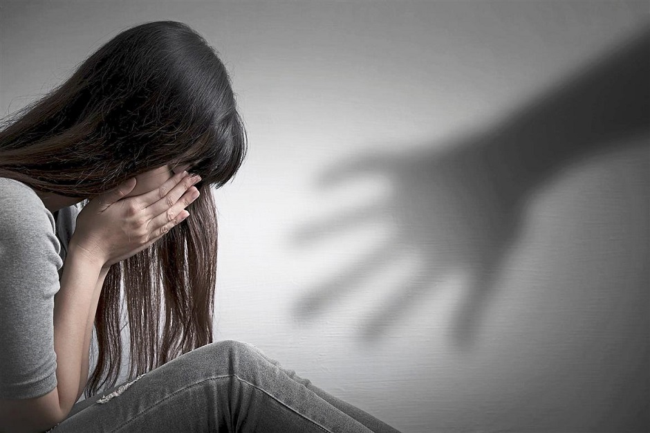 Per sfuggire ai soprusi 23enne si lancia dall’auto in corsa: in manette il compagno