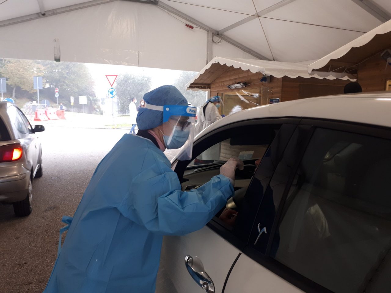 Ospedale di Desenzano, installate due tendostrutture