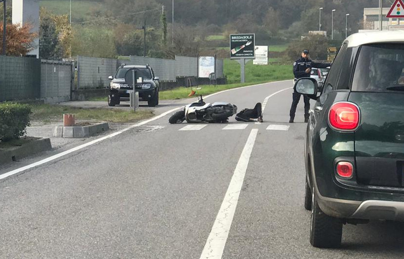 Centauro rovina al suolo lungo la provinciale: code a Paratico