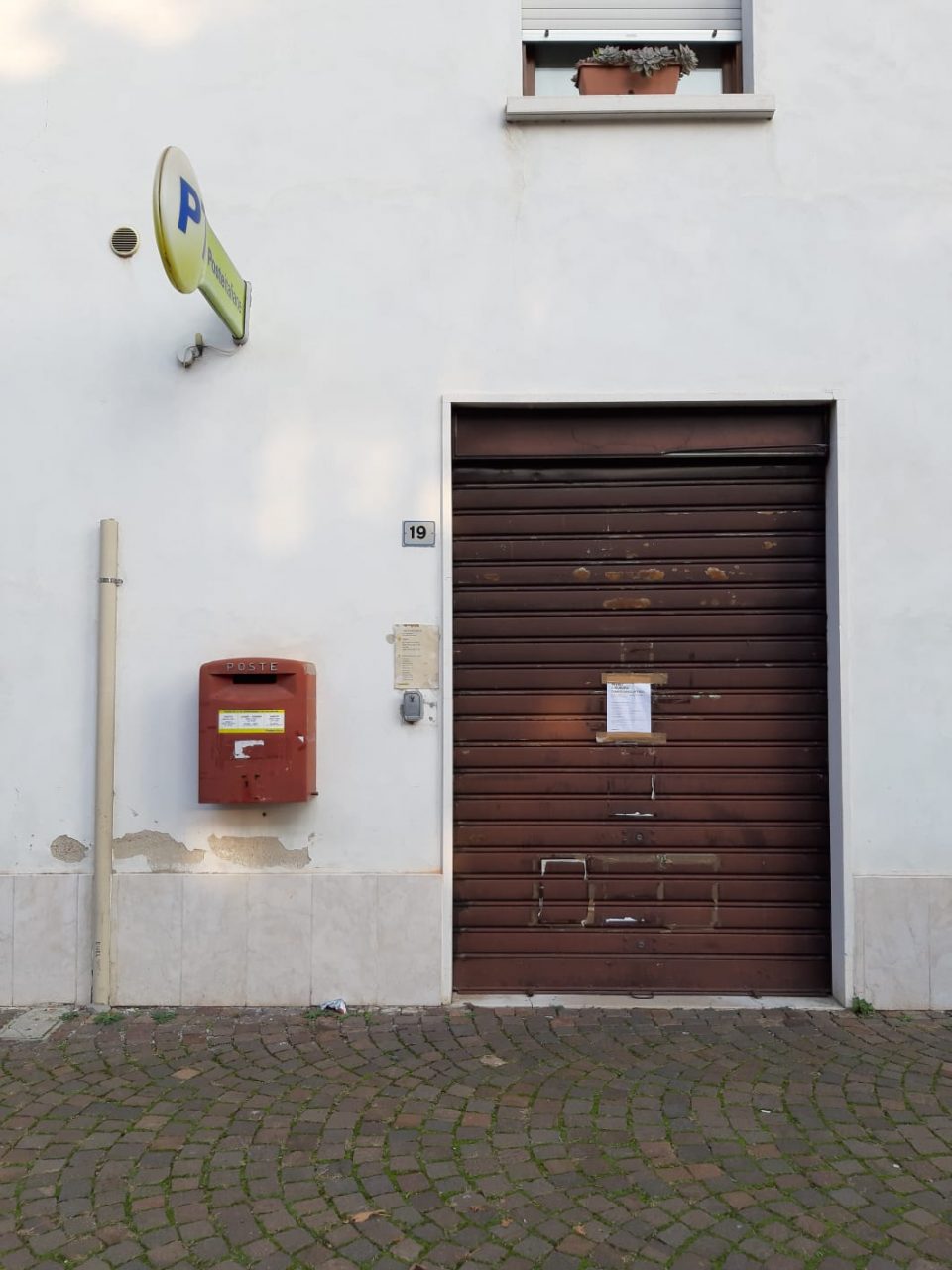 Rapina con sequestro: paura alle poste