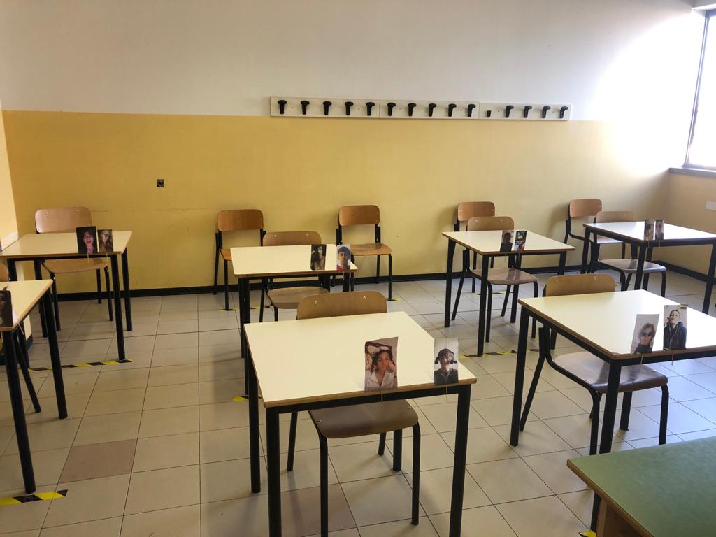 Didattica a distanza: gli studenti lasciano le loro foto in classe per i prof