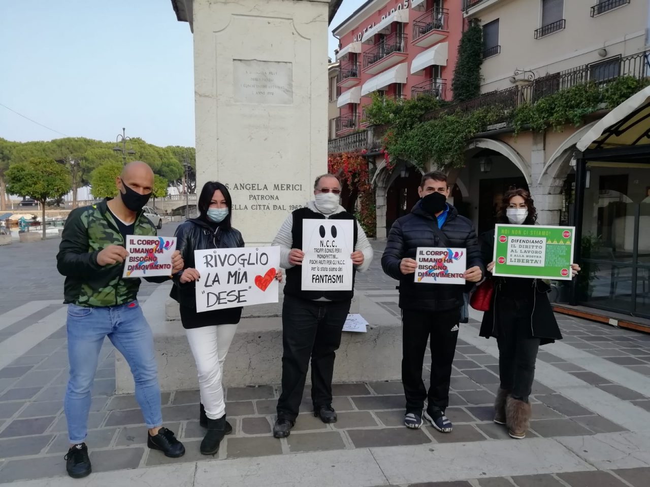 Sit-in in piazza a Desenzano per dare voce alle “categorie dimenticate dal Governo” FOTO e VIDEO
