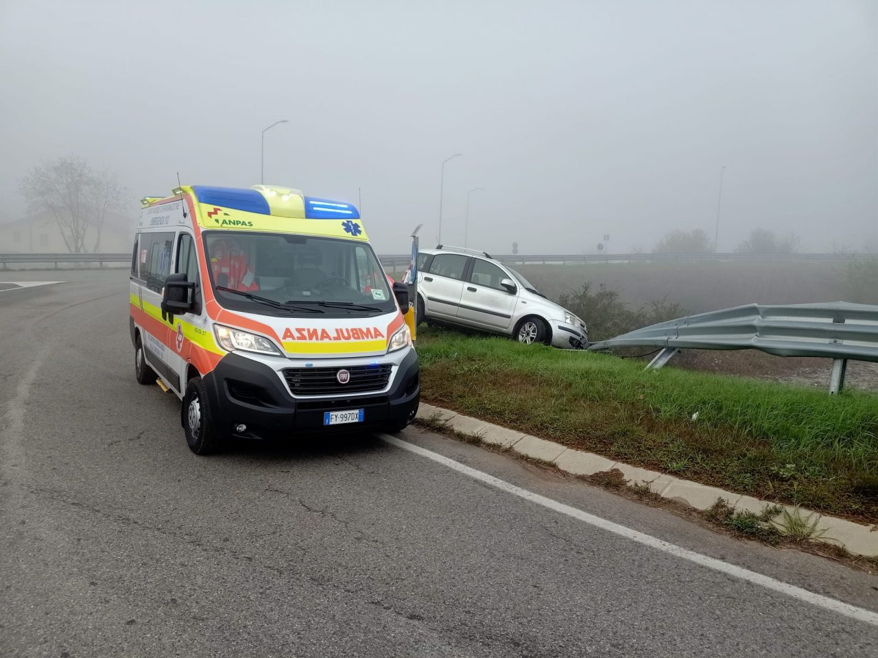 Auto contro la rotonda in via Roccafranca