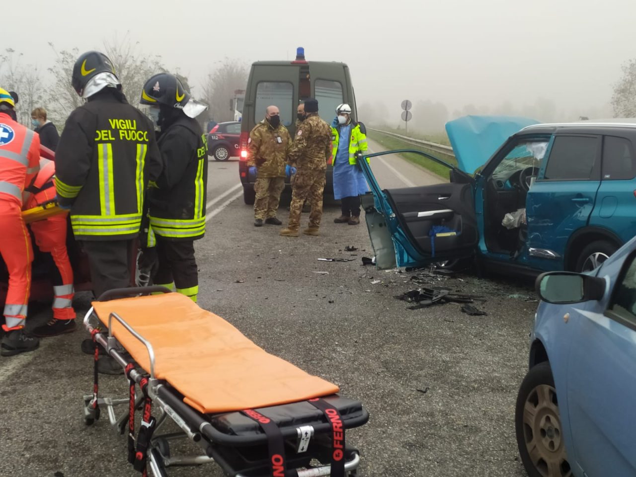 Scontro frontale, i conducenti estratti dalle auto dai Vigili del Fuoco LE FOTO