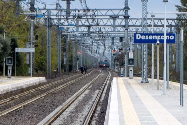 Scontro sfiorato tra due treni in stazione a Desenzano