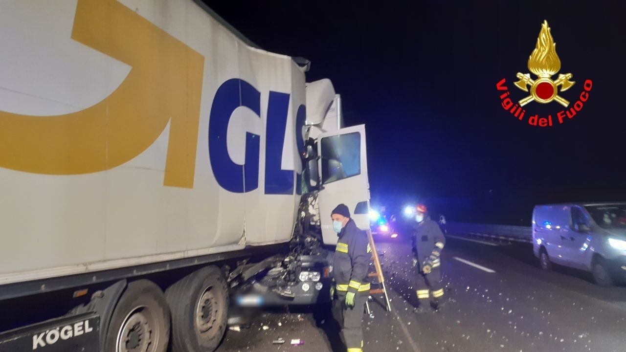 Scontro tra Tir, paura in A4 – LE FOTO