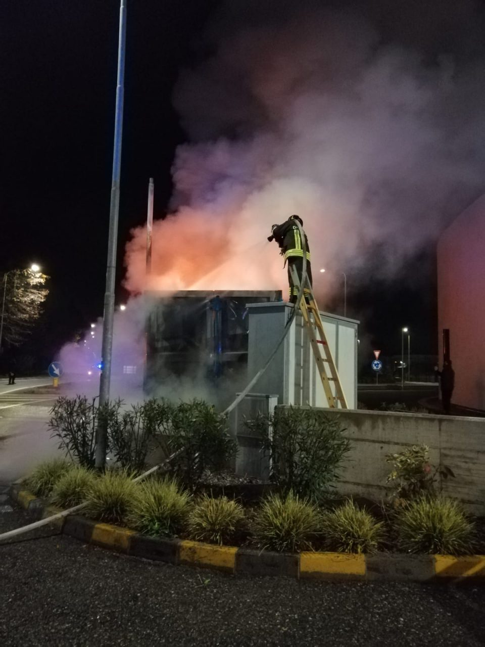Secondo incendio di copertoni in pochi mesi: non si esclude il dolo