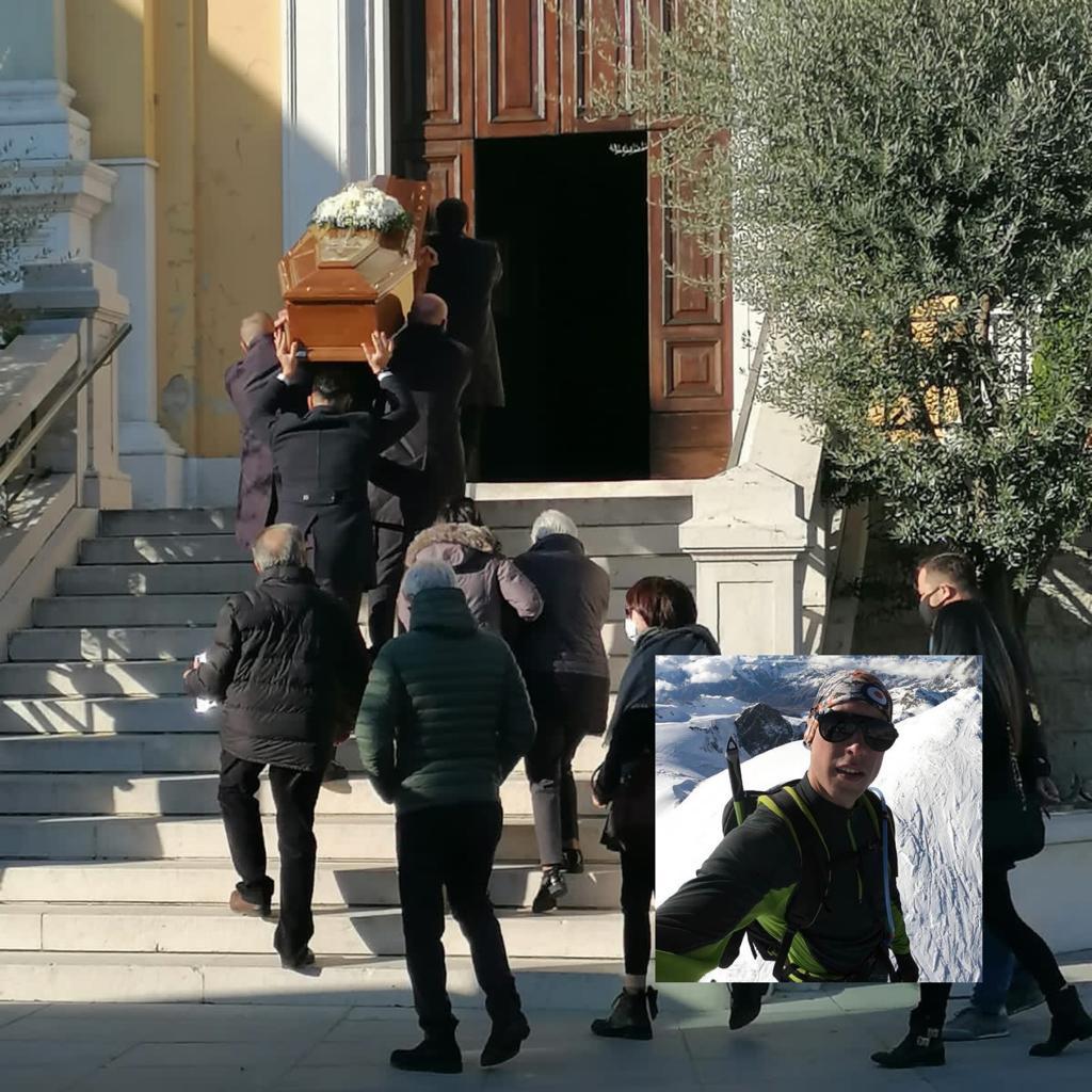 Dolore e lacrime per l’ultimo saluto ad Andrea, morto a 25 anni