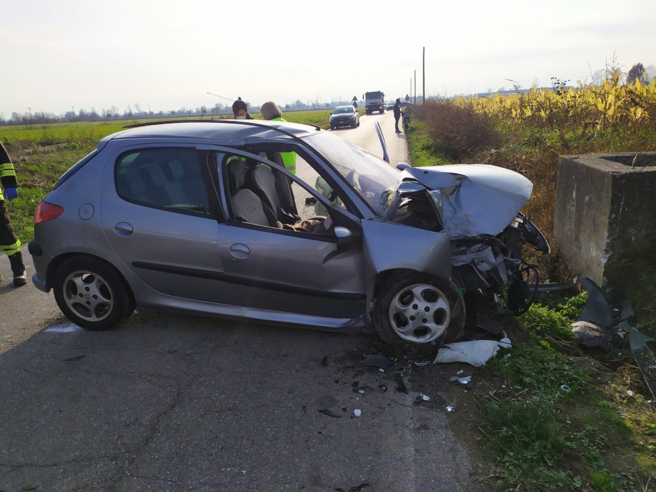Si schianta contro un muro, trasportato in ospedale in elisoccorso