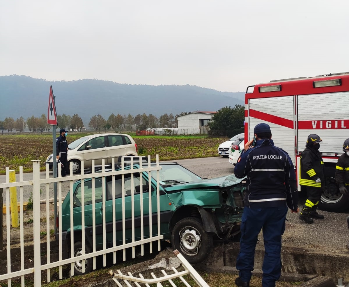 Fuori strada con una vecchia Panda sfondano il cancello di un’azienda