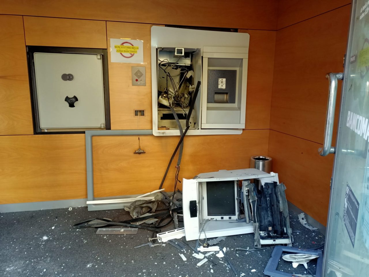 Banda dell’esplosivo (di nuovo) in azione: fanno saltare il bancomat e scappano col  bottino