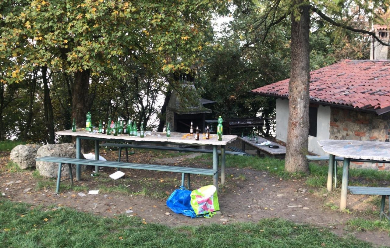 Vandali in azione ad Halloween contro gli Alpini