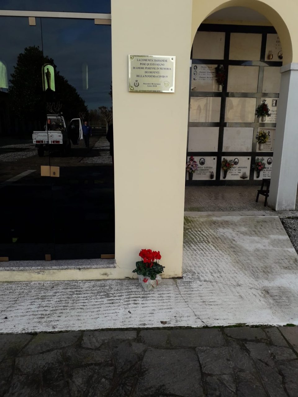 Una targa per ricordare le vittime del Covid, ma “la battaglia è ancora lunga”