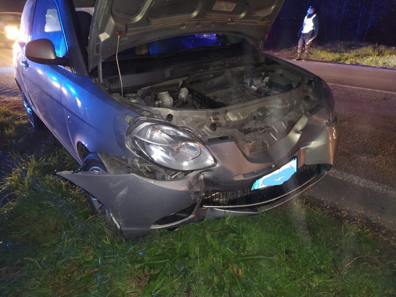 Fa inversione sul provinciale e si scontra con un’auto