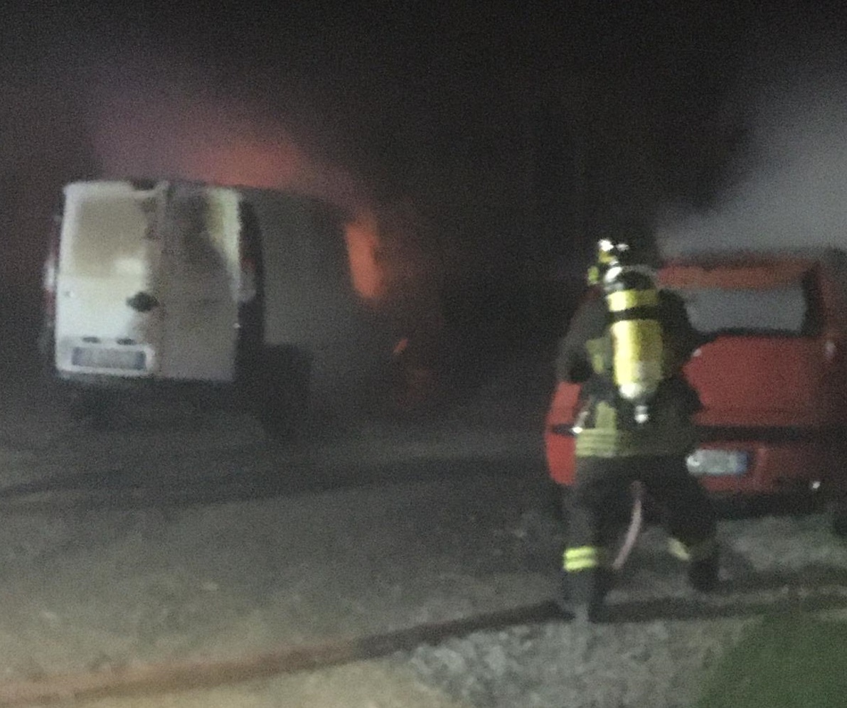 Tre mezzi in fiamme vicino al cimitero