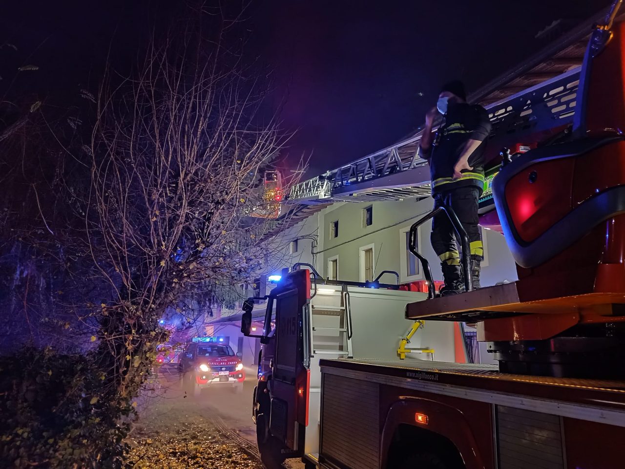 Tetto in fiamme, Vigili del fuoco in azione a Chiari