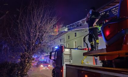 Tetto in fiamme, Vigili del fuoco in azione a Chiari