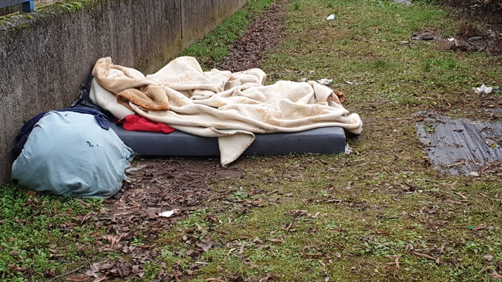 Sotto l’albero di Natale la storia di Mohamed, il senzatetto invisibile che viveva in via Pascoli