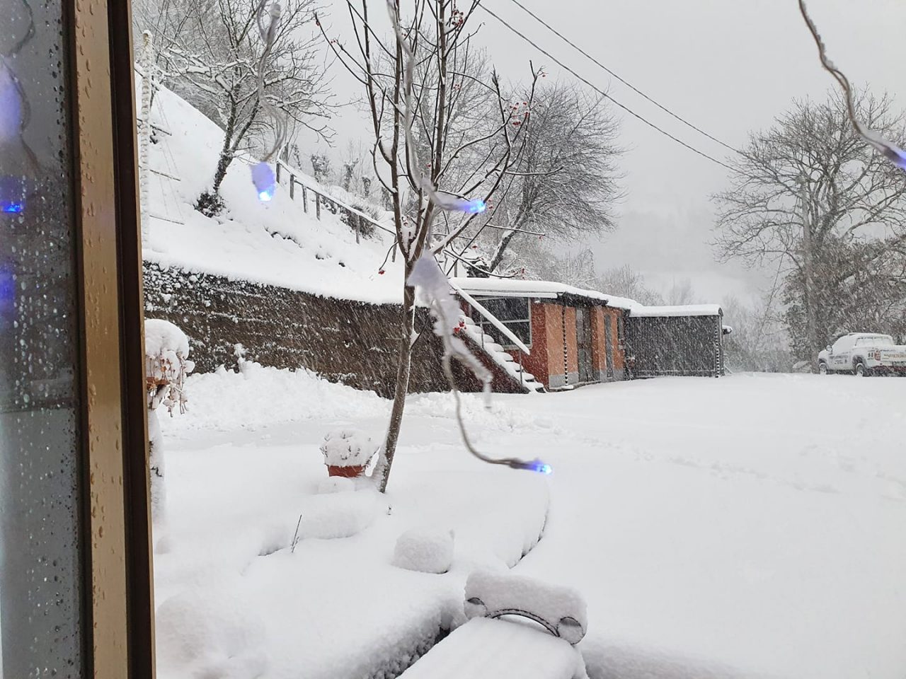Brescia e la Lombardia si svegliano sotto la neve – FOTO