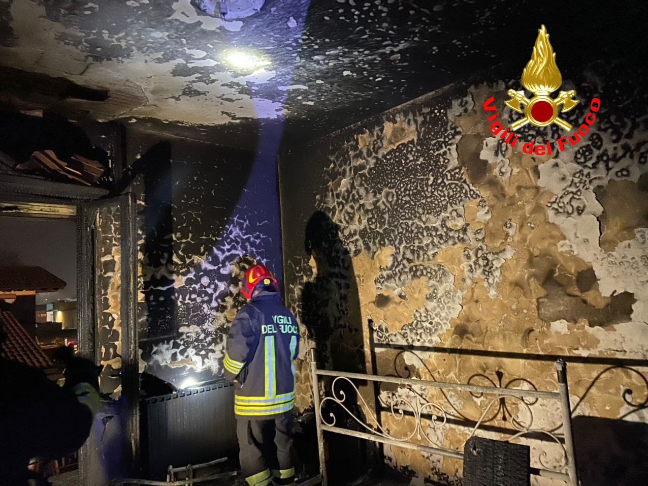 Incendio in casa, salvato un uomo