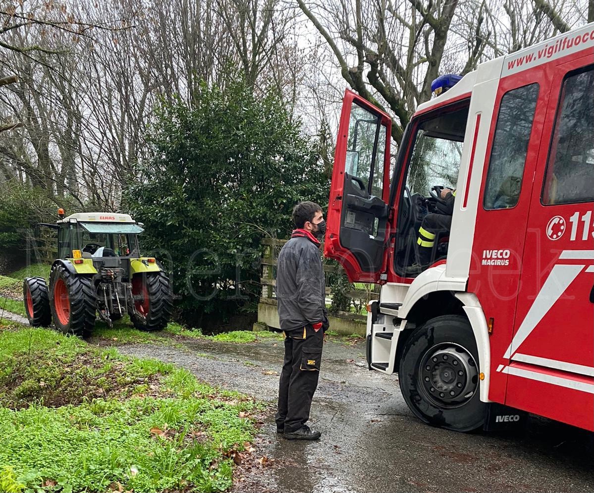 Si sgretolano pezzi del ponte della ferrovia