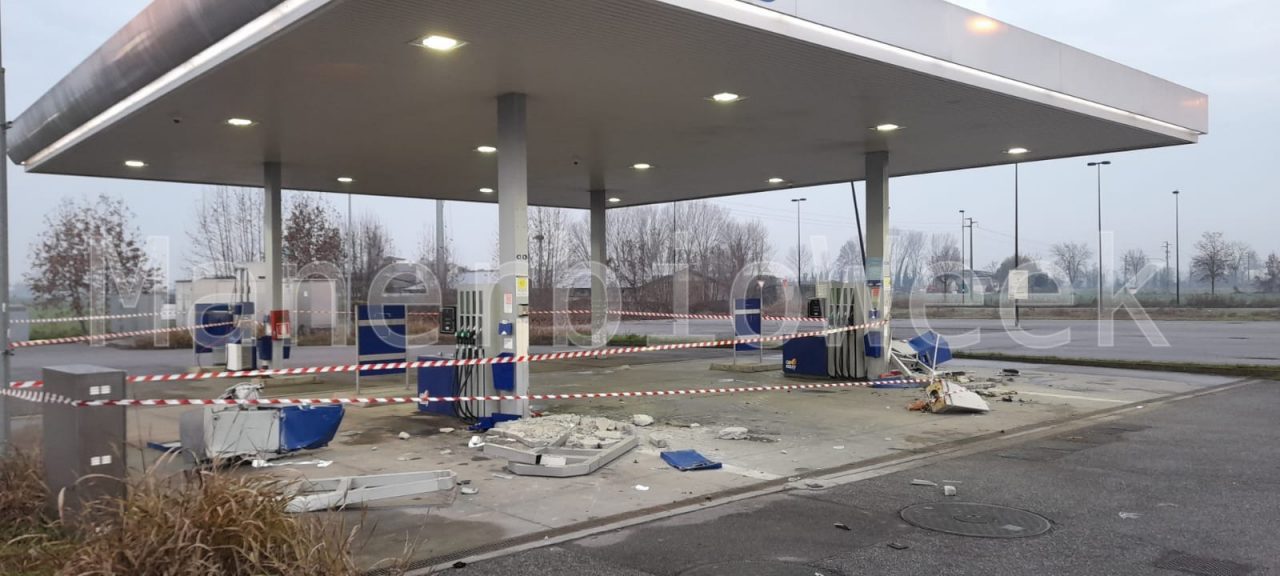 Assaltano col Merlo rubato il bancomat del benzinaio