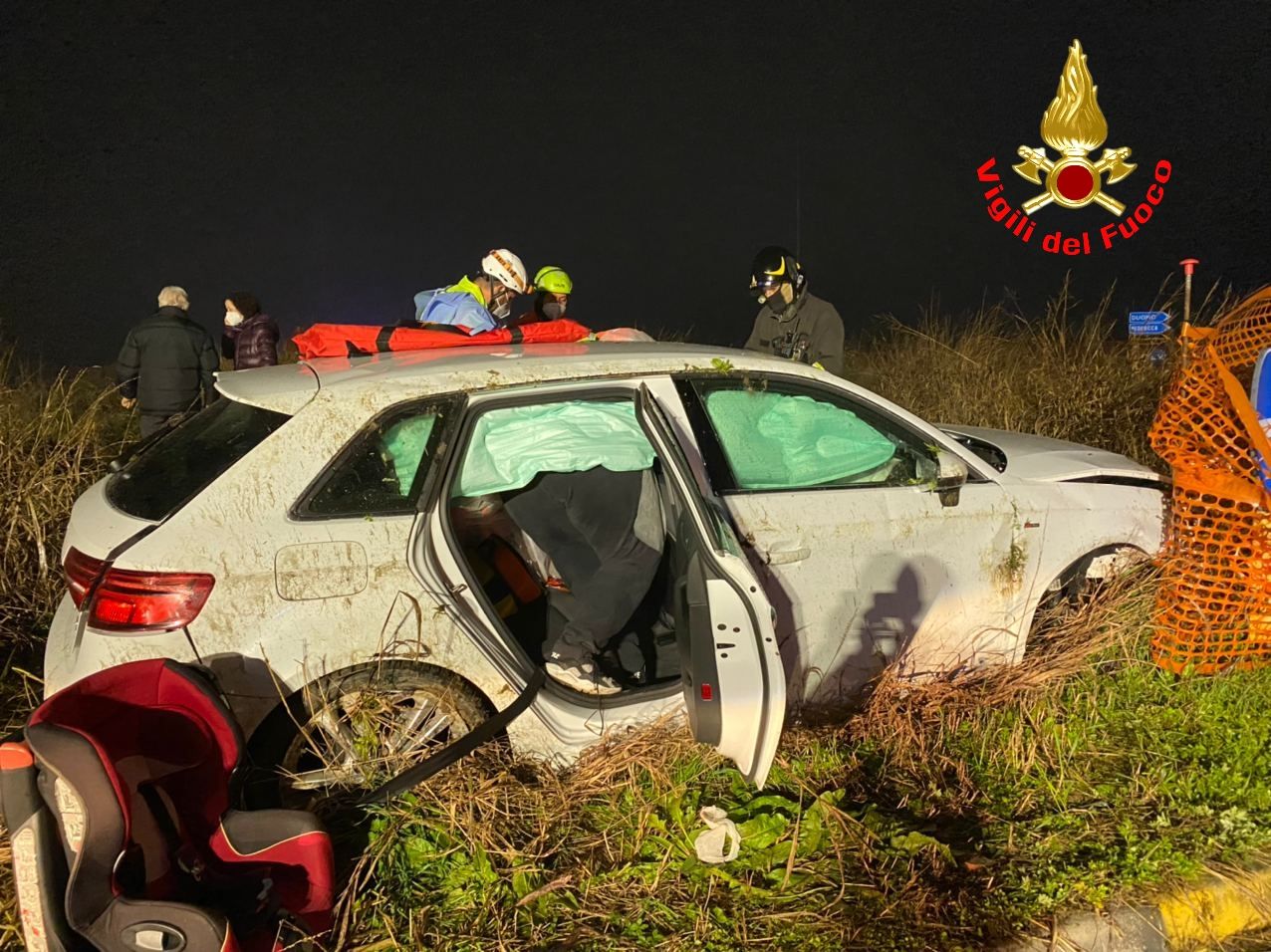 Auto si ribalta, intervengono i Vigili del fuoco
