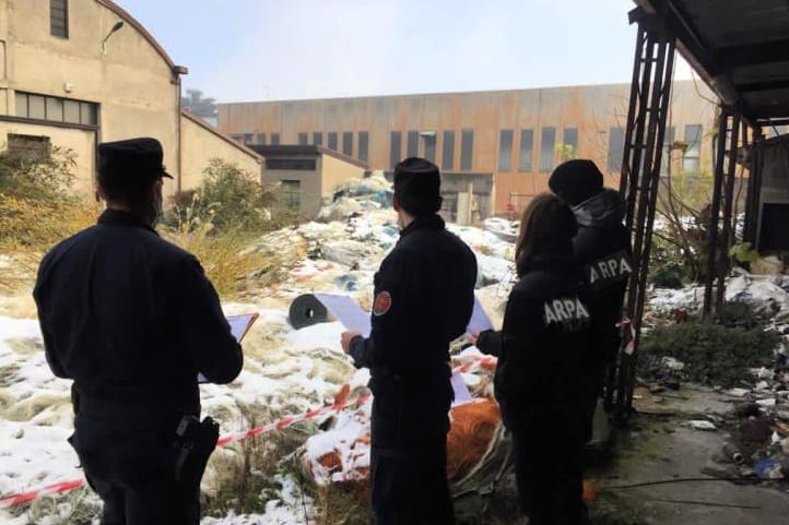 Trecento metri cubi di rifiuti speciali abbandonati a Rovato