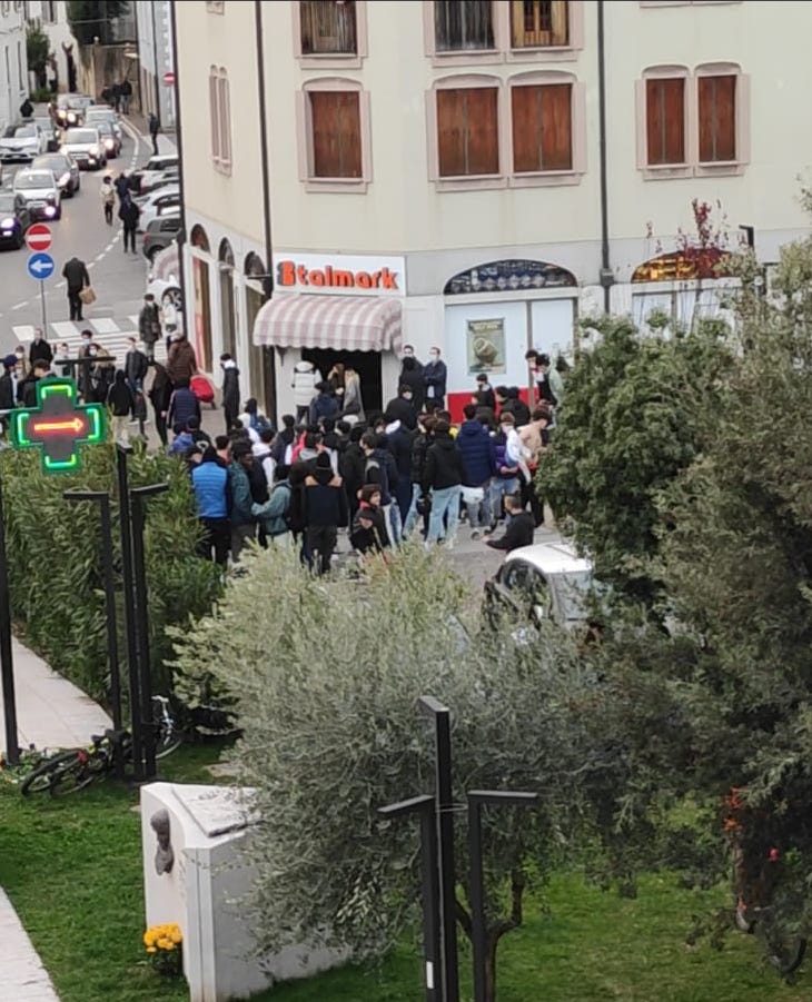 Assembramento incontrollato di adolescenti a Salò, intervengono le autorità