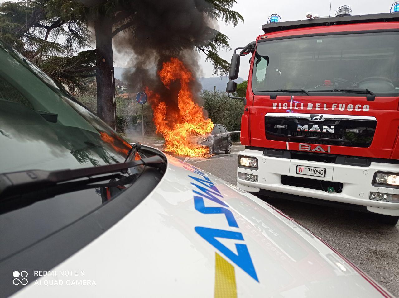 Auto in fiamme a Campoverde di Salò