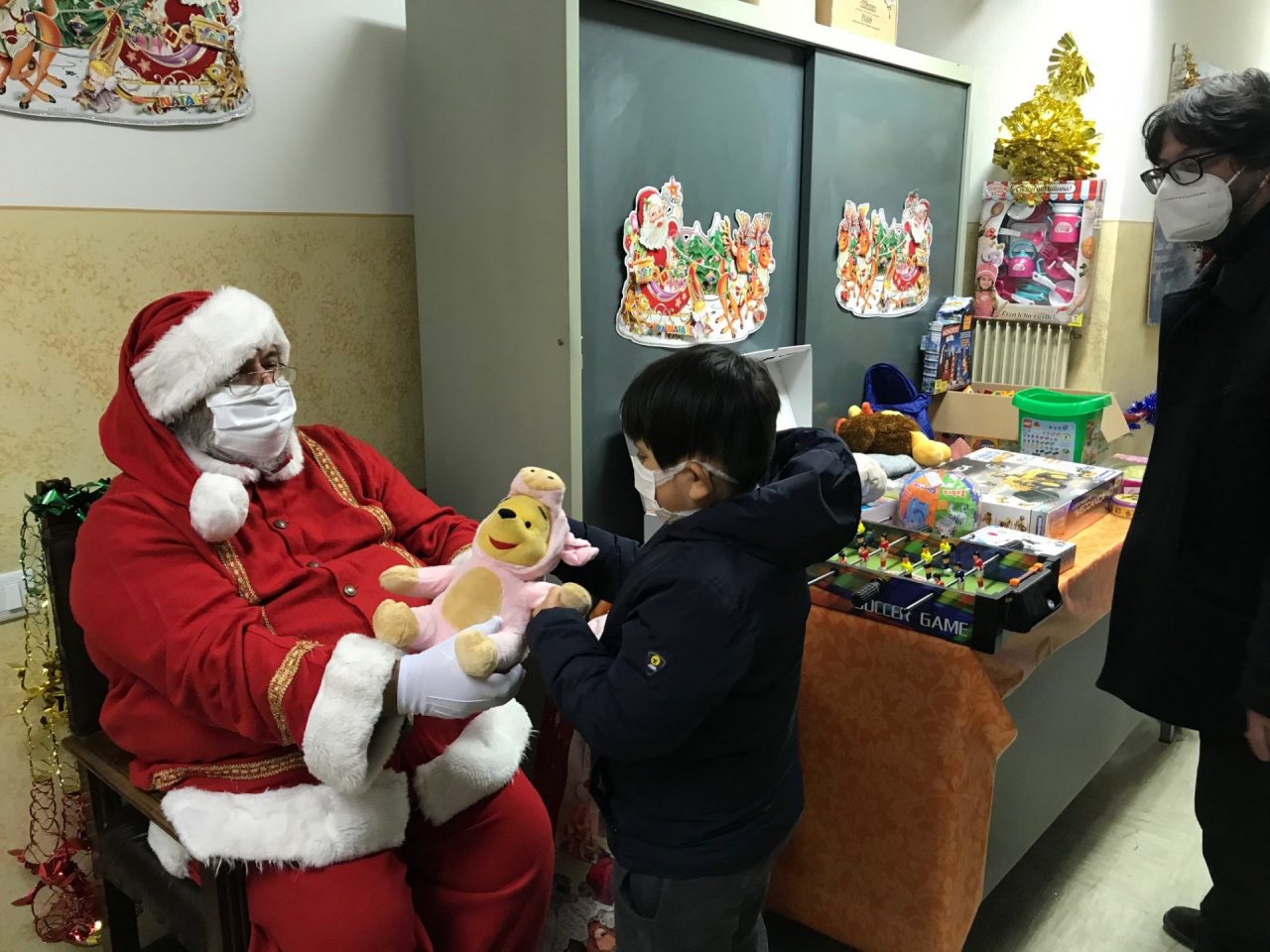 Babbo Natale distribuisce giocattoli alla Casa Bianca