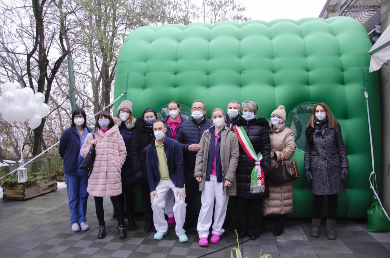 Tunnel degli abbracci: il primo in Lombardia è a Seniga