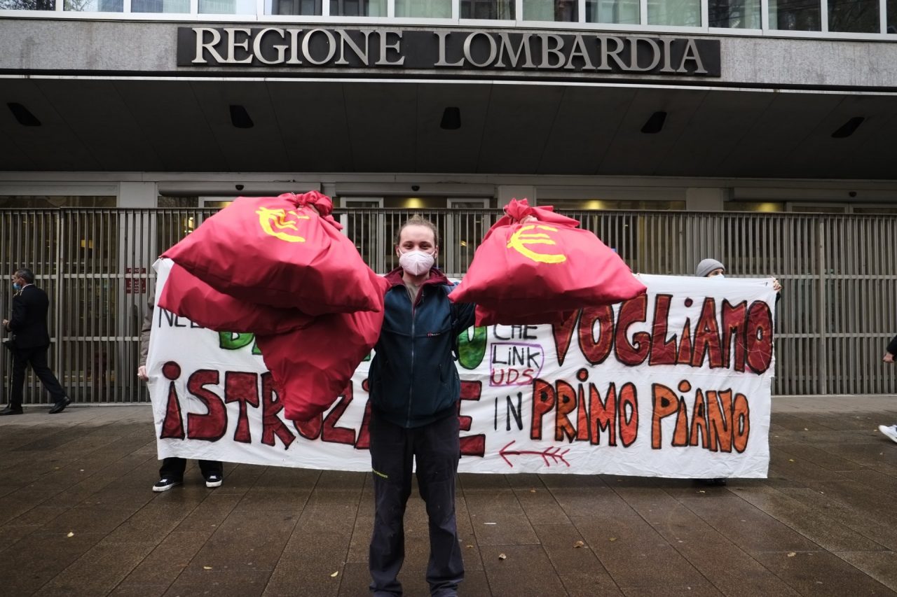 Anche gli studenti bresciani sotto il palazzo della Regione per protestare contro la legge di bilancio VIDEO FOTO