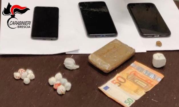 Un panetto di droga sotto al divano, in manette quattro ventenni