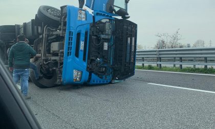 Tir si ribalta in autostrada: disagi per il traffico VIDEO