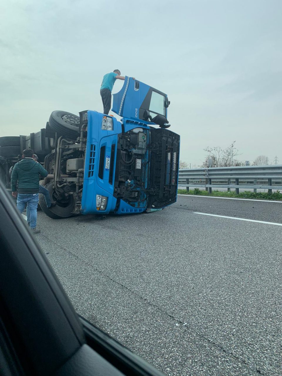 Tir si ribalta in autostrada: disagi per il traffico VIDEO