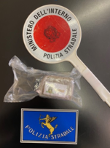 Dall’auto esce un forte odore di hashish: 40enne arrestato dalla Polstrada di Chiari