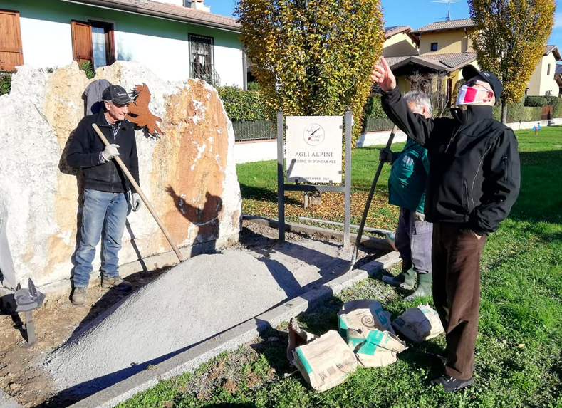 Sfregiato il monumento delle penne nere
