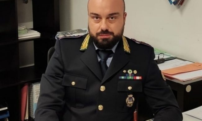 Agente gli chiede di spostare l’auto dal marciapiede e lui gli inveisce contro