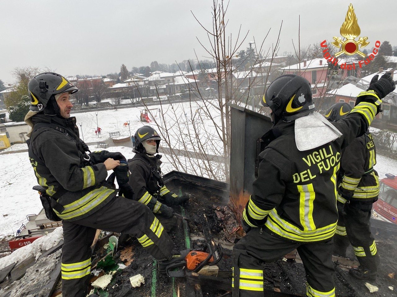 Il tetto prende fuoco, tempestivo l’intervento dei Vigili del Fuoco LE FOTO