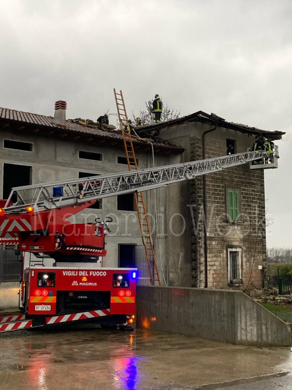 Il tetto della cascina prende fuoco, una persona rimane senza casa LE FOTO