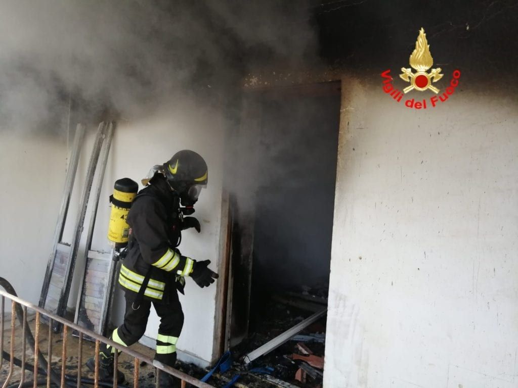 La casa prende fuoco, una persona muore intossicata dal fumo