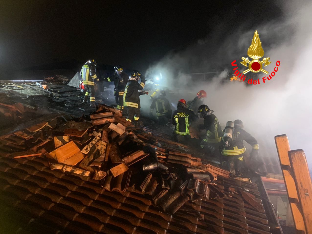 Incendio sul tetto, a fuoco anche i pannelli solari FOTO E VIDEO