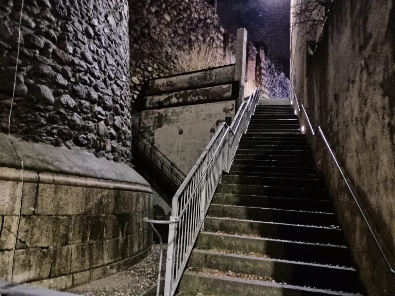 Lo trovano ferito sulle scalette della Torre del Popolo: 55enne in ospedale
