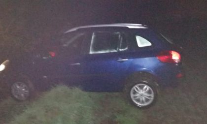 Non si fermano all'alt della Locale: fuggitivi rischiano di finire con l'auto nel fiume