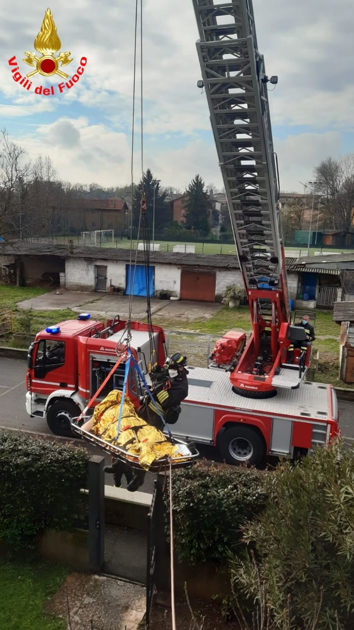 Il paziente è sovrappeso, per sollevarlo arrivano i pompieri
