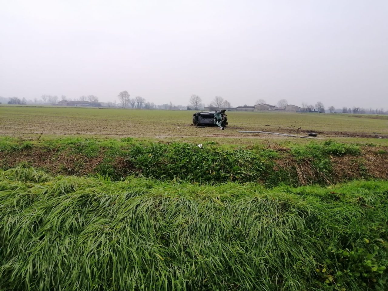Una vettura esce di strada a Seniga