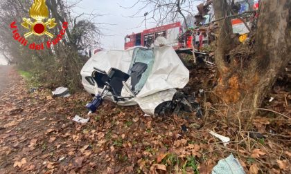 Auto contro un albero, muoiono due ragazzi di 24 e 25 anni