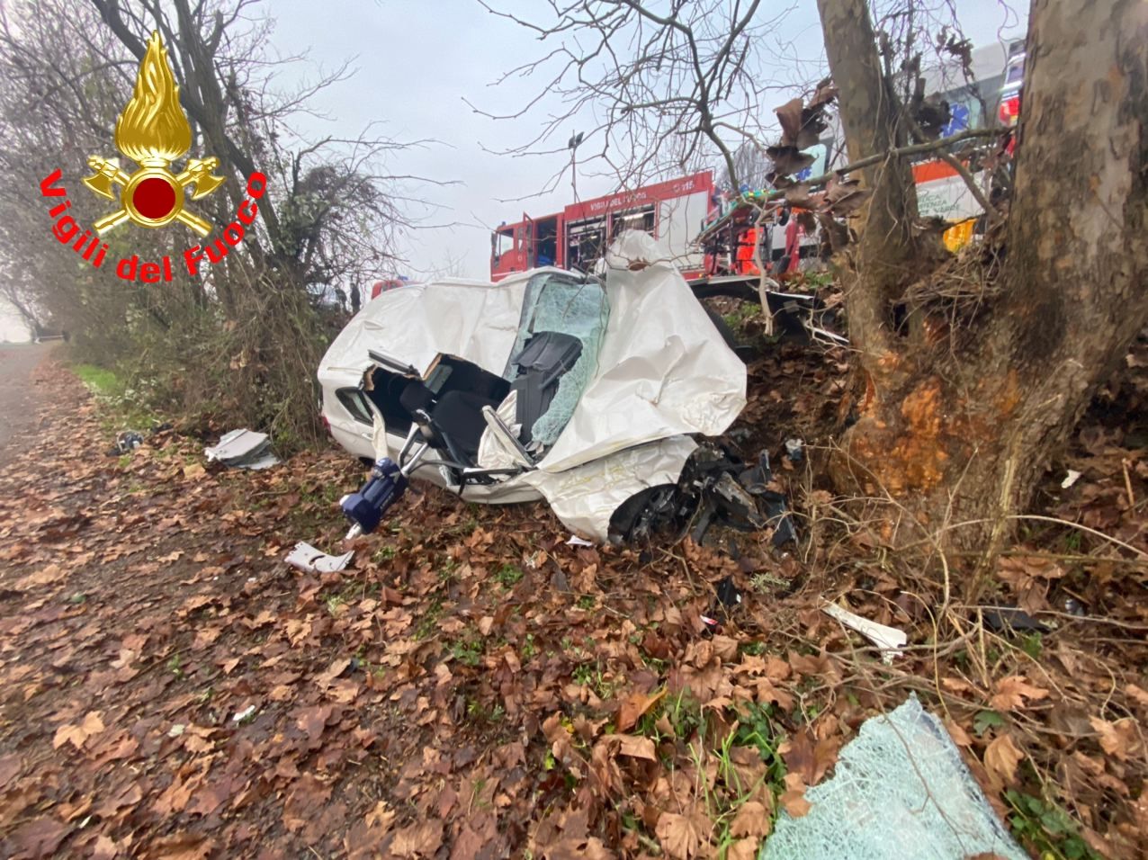 Auto contro un albero, muoiono due ragazzi di 24 e 25 anni