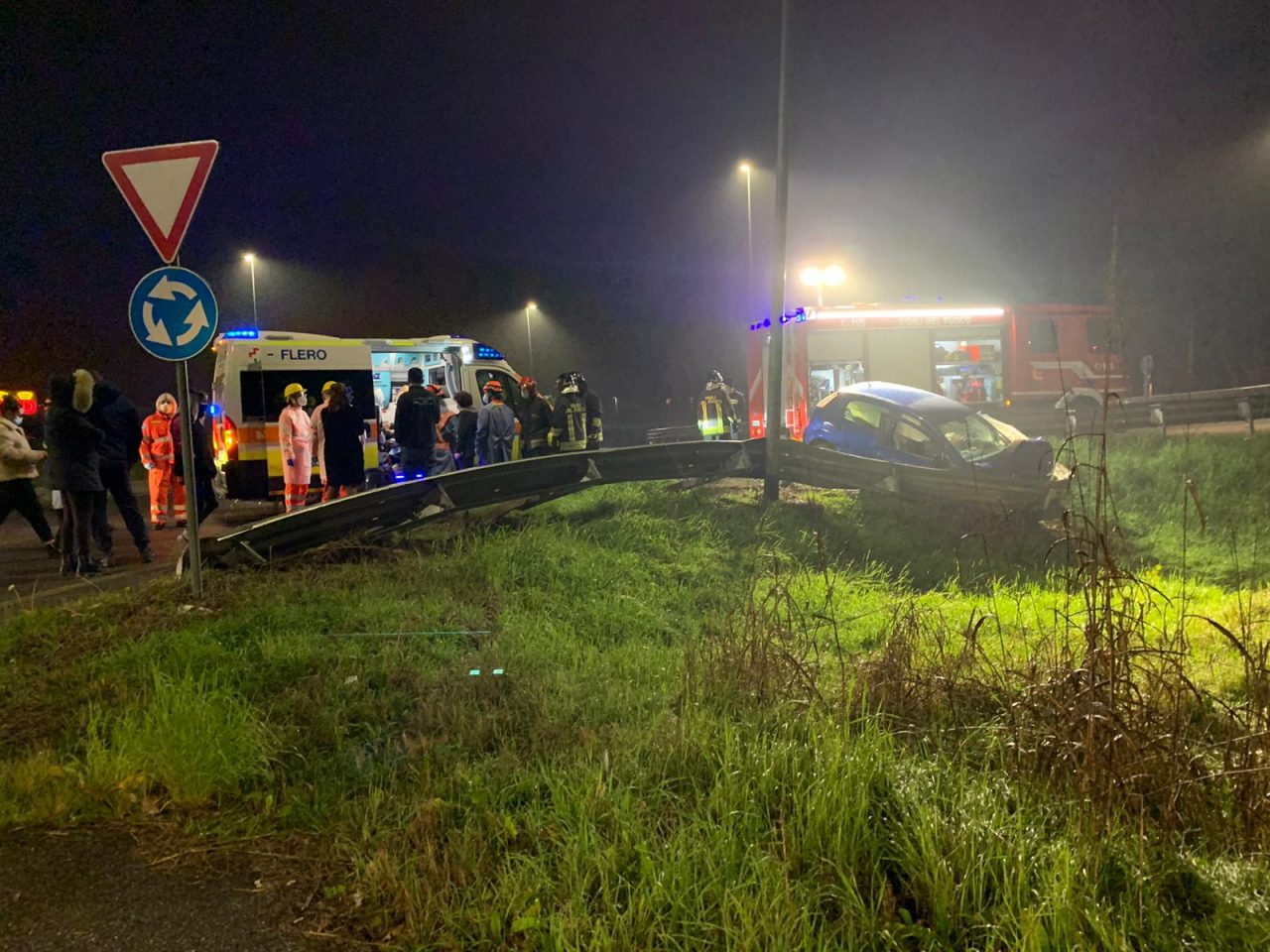 Perde il controllo dell’auto e si schianta contro il guard rail LE FOTO